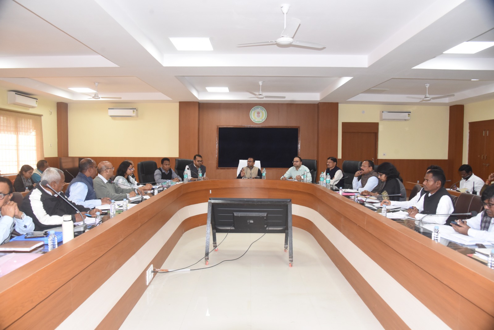 टीएल में दिए गए लक्ष्य पूरा कर अधिकारी बैठक में उपस्थित हो, निर्देशों के क्रियान्वयन एवं प्रगति की पूरी जानकारी रखें -कलेक्टर श्री वसंत